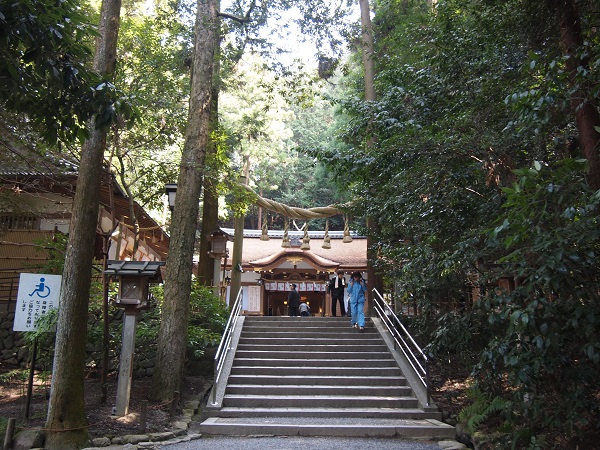 大神神社狭井神社への石段